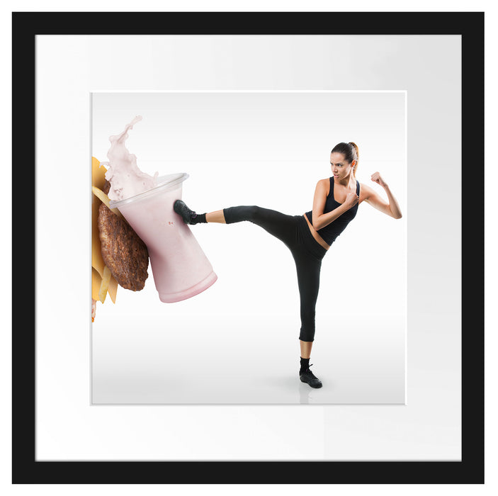 Frau kickt gegen Fastfood Passepartout Quadratisch 40x40