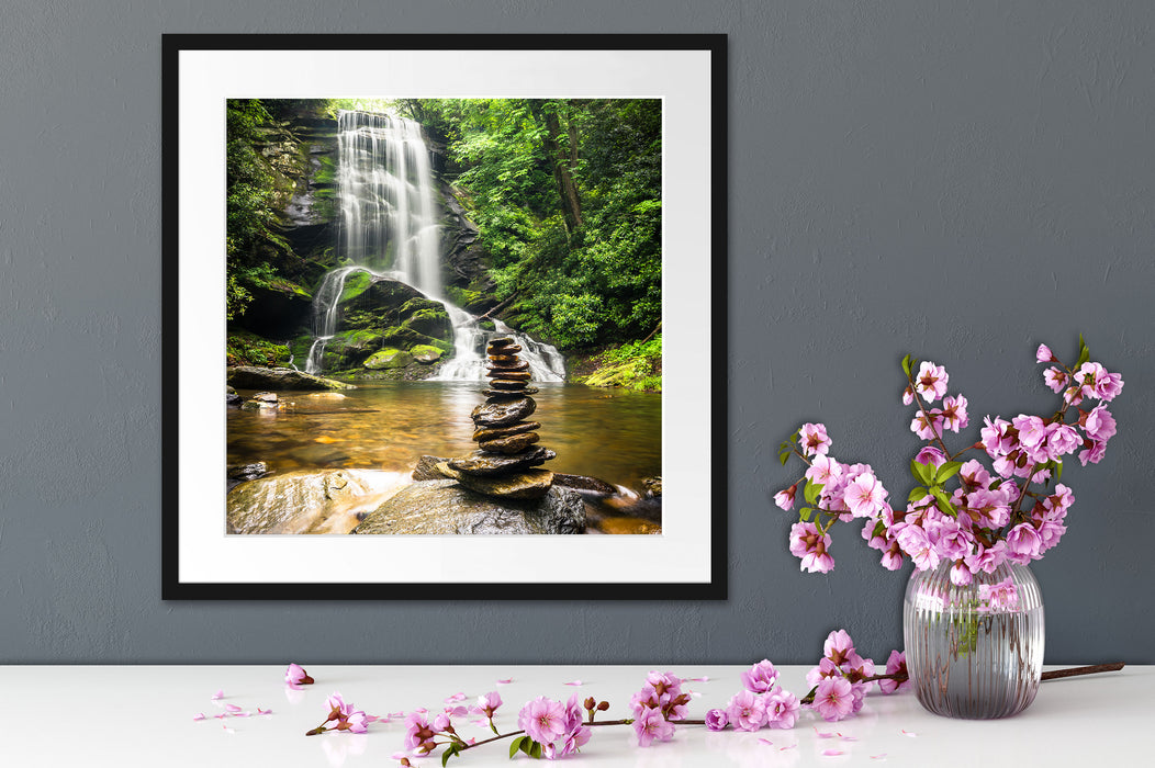 Zen Steine vor Wasserfall Quadratisch Passepartout Dekovorschlag