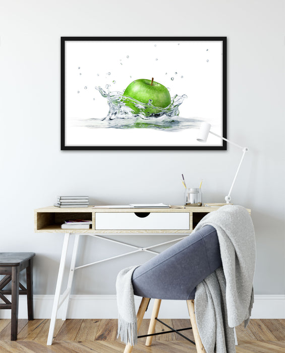 Grüner Apfel fällt in Wasser, Poster mit Bilderrahmen
