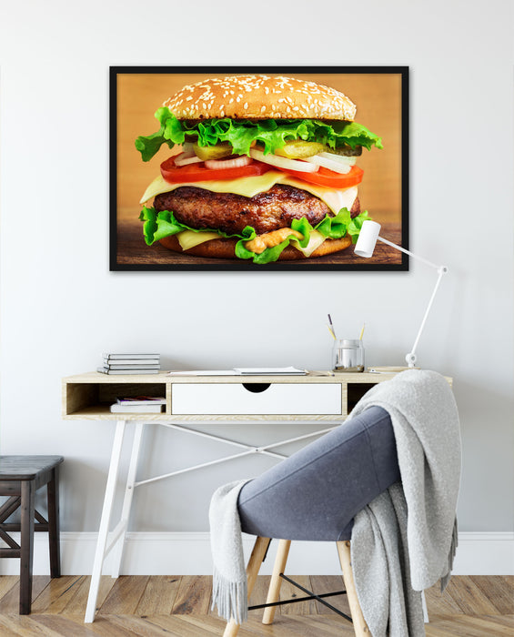 Köstlicher Burger auf Holztisch, Poster mit Bilderrahmen