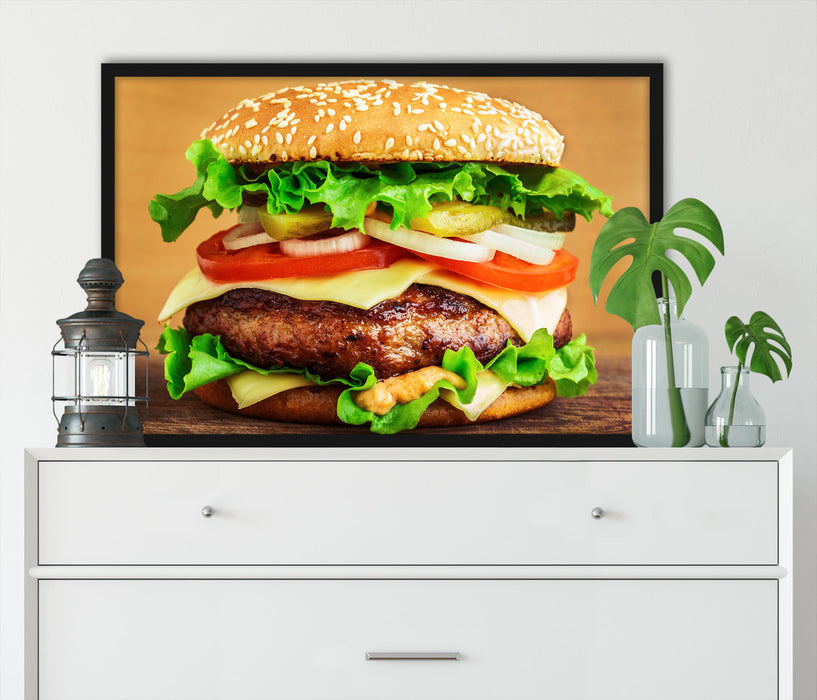Köstlicher Burger auf Holztisch, Poster mit Bilderrahmen