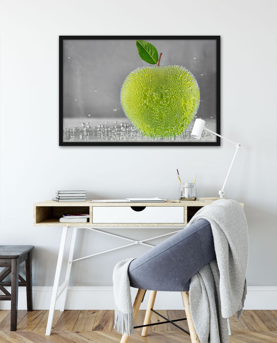 Grüner leckerer Apfel im Wasser, Poster mit Bilderrahmen