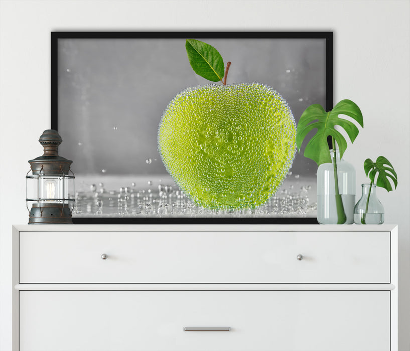 Grüner leckerer Apfel im Wasser, Poster mit Bilderrahmen