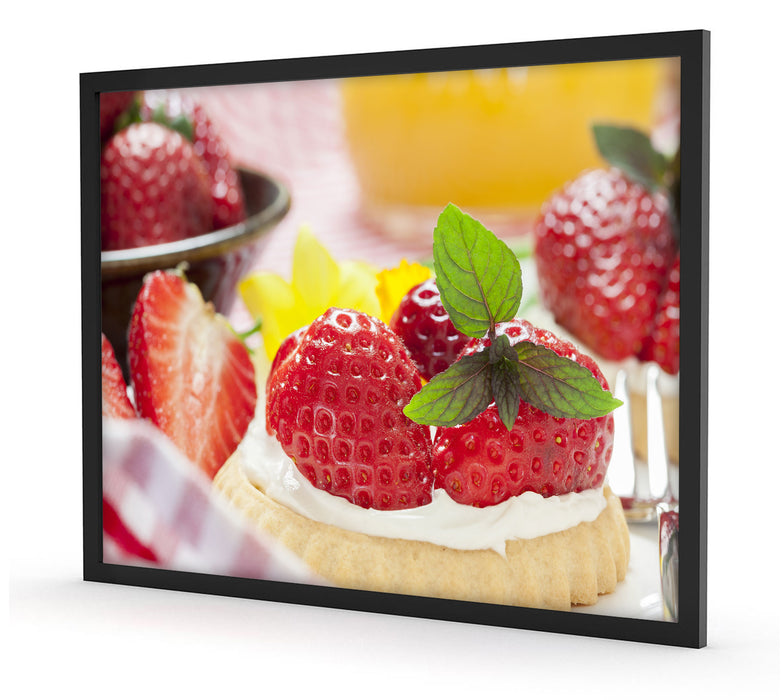 Leckere Erdbeertörtchen, Poster mit Bilderrahmen