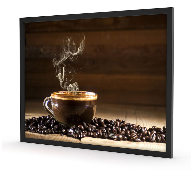 Kaffee zwischen Kaffeebohnen, Poster mit Bilderrahmen