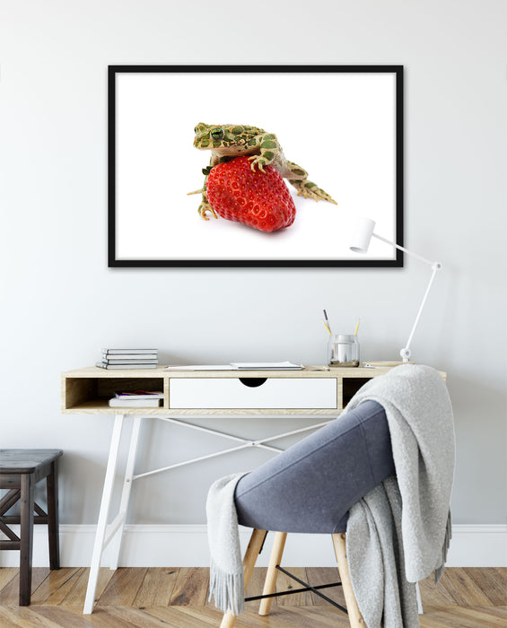 Kleiner Frosch sitzt auf Erdbeere, Poster mit Bilderrahmen