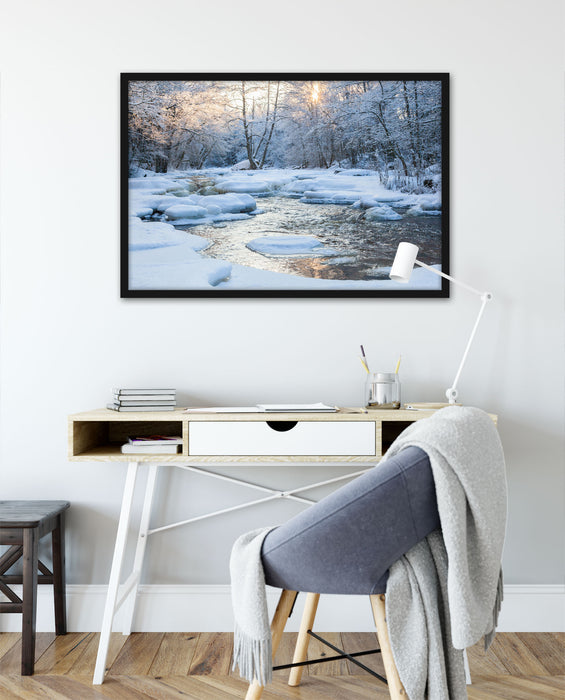 Bach in Winterlandschaft, Poster mit Bilderrahmen