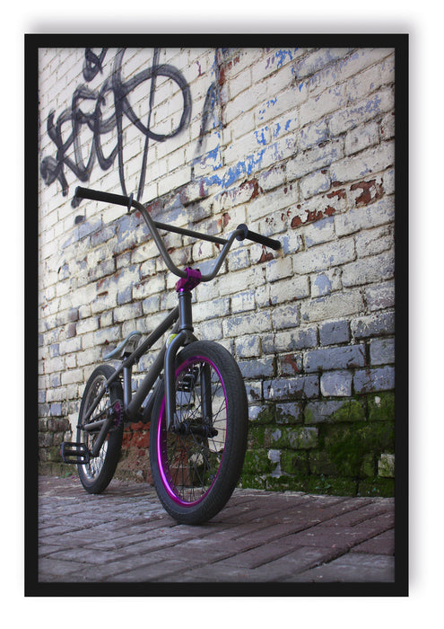 Pixxprint Fahrrad vor Graffitiwand, Poster mit Bilderrahmen