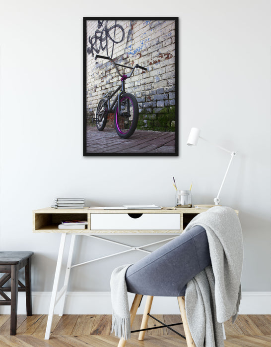 Fahrrad vor Graffitiwand, Poster mit Bilderrahmen