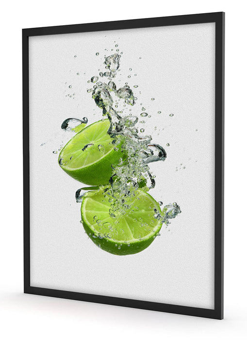 Leckere grüne Limetten im Wasser, Poster mit Bilderrahmen