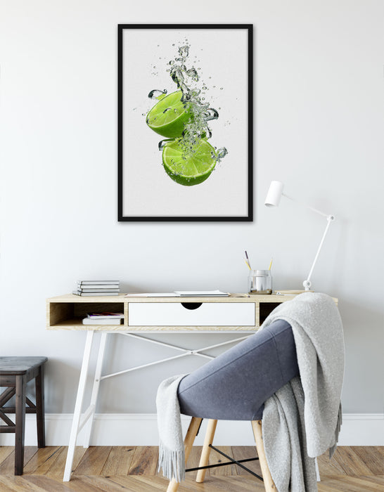 Leckere grüne Limetten im Wasser, Poster mit Bilderrahmen