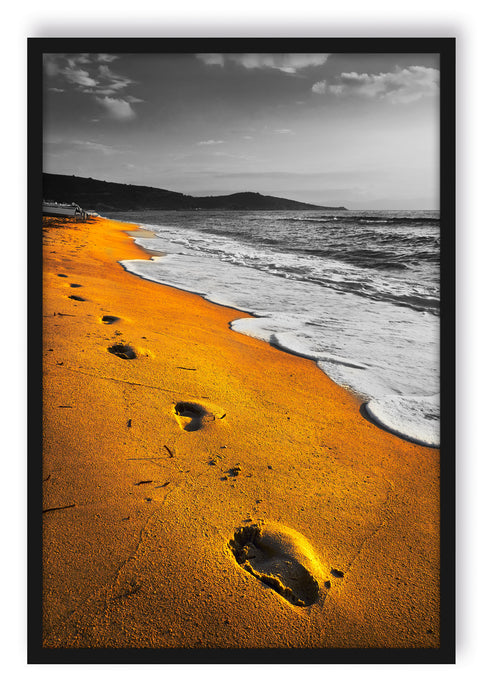 Spuren Im Sand am weiten Meer, Poster mit Bilderrahmen