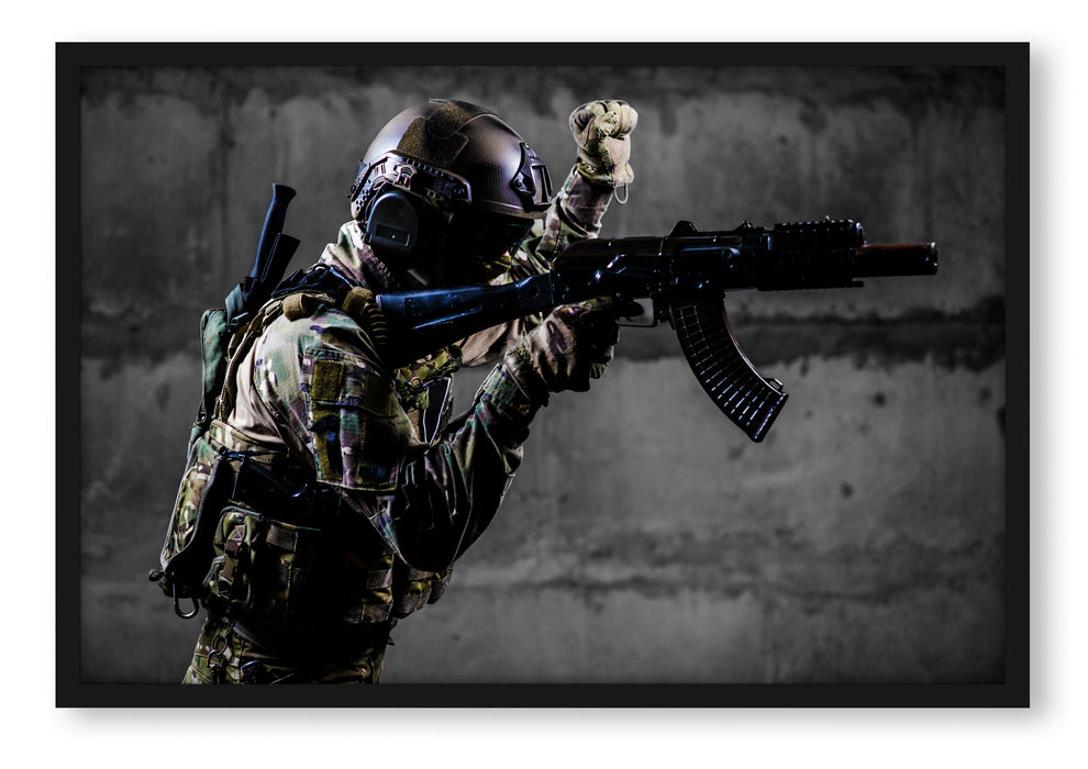 Pixxprint Soldat mit Uniform im Einsatz, Poster mit Bilderrahmen