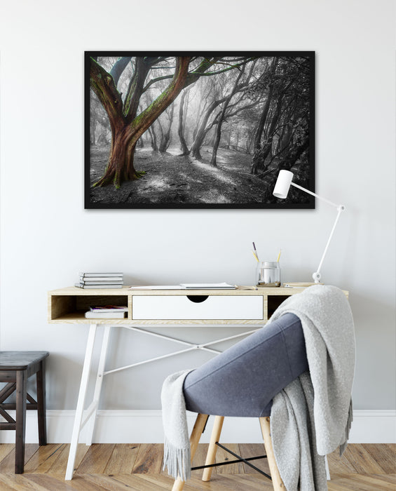 einsamer Baum in tristem Grau, Poster mit Bilderrahmen