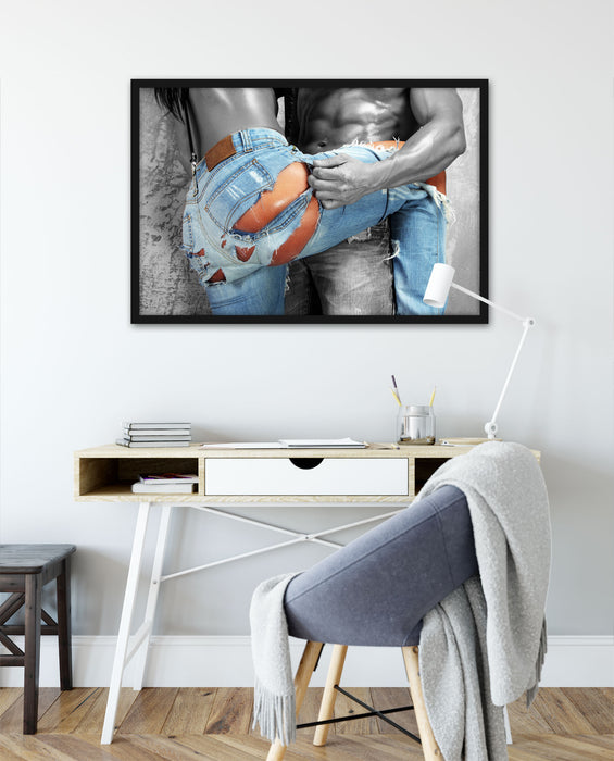 Frau in aufgerissener Jeans, Poster mit Bilderrahmen