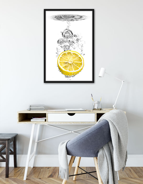 ins Wasser gefallene Zitrone, Poster mit Bilderrahmen
