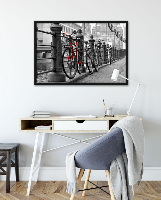 Fahrräder an Wasserstraße, Poster mit Bilderrahmen