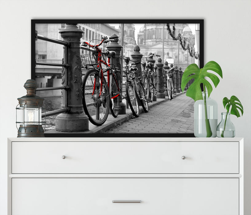 Fahrräder an Wasserstraße, Poster mit Bilderrahmen