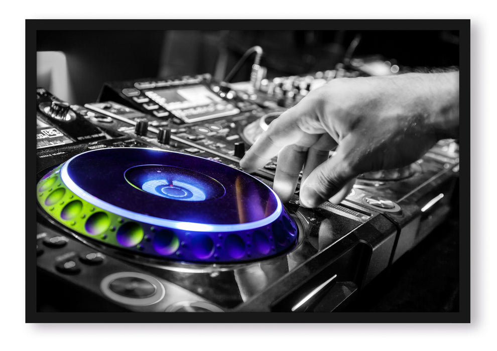 Pixxprint DJ bei der Arbeit am Plattenteller, Poster mit Bilderrahmen