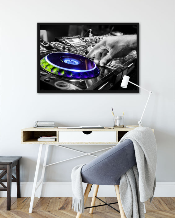 DJ bei der Arbeit am Plattenteller, Poster mit Bilderrahmen