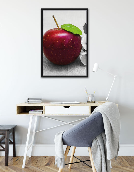 Schöner roter Apfel mit Blüten, Poster mit Bilderrahmen