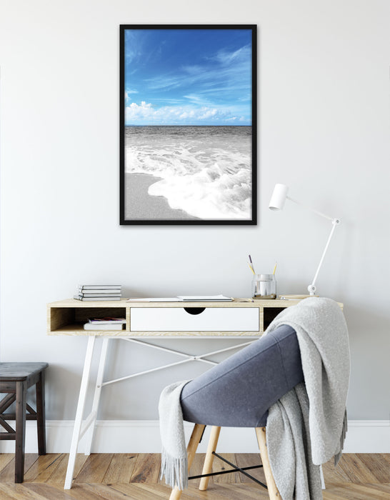 Sandstrand mit Welle bei blauen Himmel, Poster mit Bilderrahmen