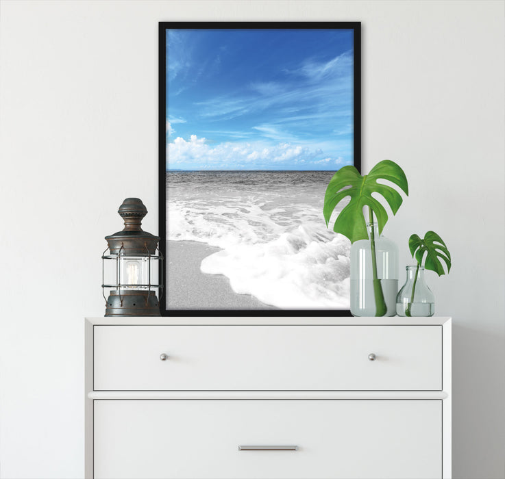 Sandstrand mit Welle bei blauen Himmel, Poster mit Bilderrahmen