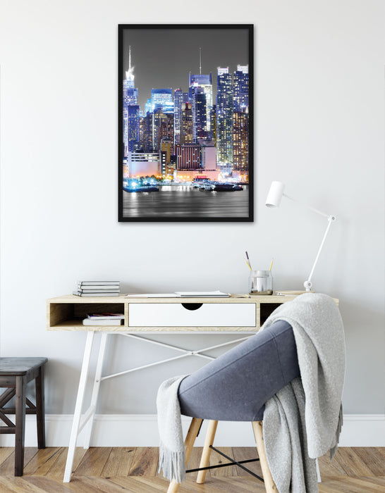 New Yorker Skyline bei Nacht, Poster mit Bilderrahmen