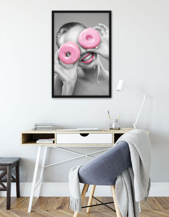 lustige Frau mit rosa Donut Augen, Poster mit Bilderrahmen
