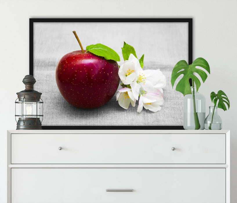 Schöner roter Apfel mit Blüten, Poster mit Bilderrahmen