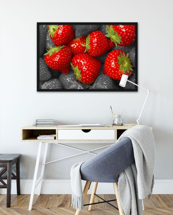 Leckere Knallrote Erdbeere, Poster mit Bilderrahmen
