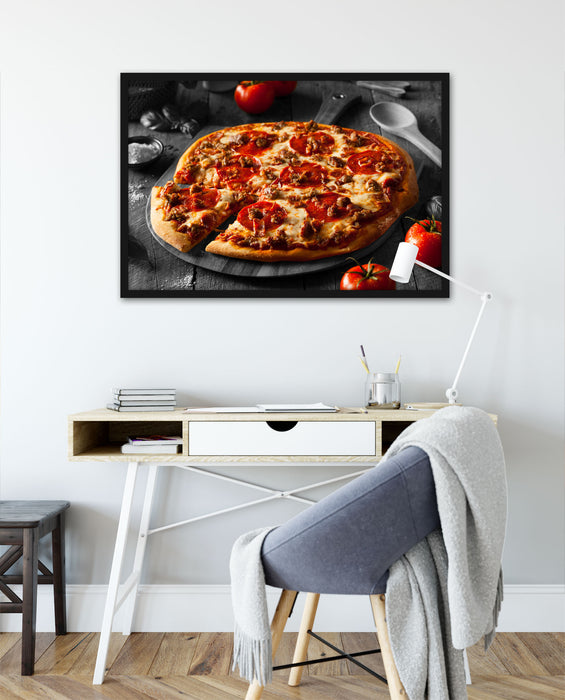 Salamipizza frisch aus dem Ofen, Poster mit Bilderrahmen