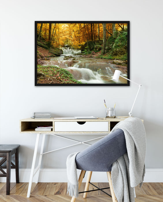 Waldbach im Herbst, Poster mit Bilderrahmen