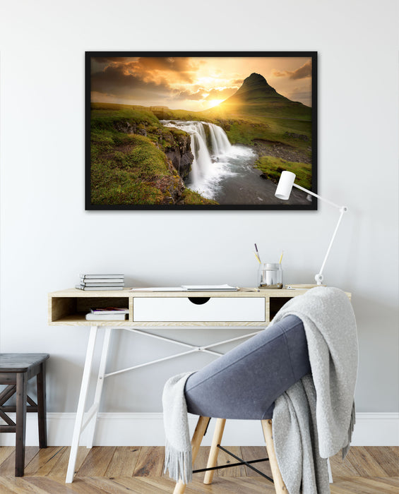 Wasserfall bei Sonnenuntergang, Poster mit Bilderrahmen