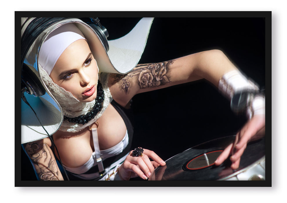 Pixxprint Tätowierte DJ Frau, Poster mit Bilderrahmen