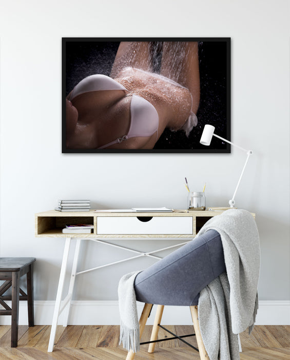Frau im Bikini unter einer Dusche, Poster mit Bilderrahmen