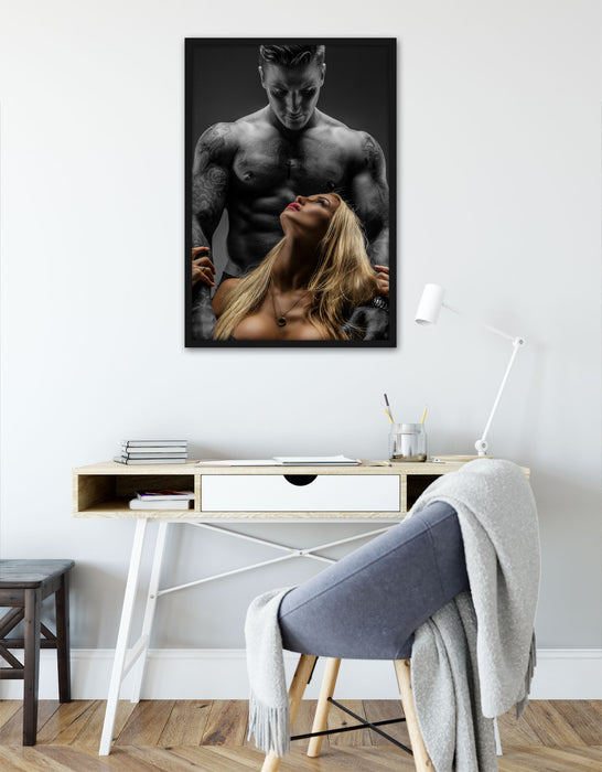 Sexy Frau mit tätowiertem Mann, Poster mit Bilderrahmen