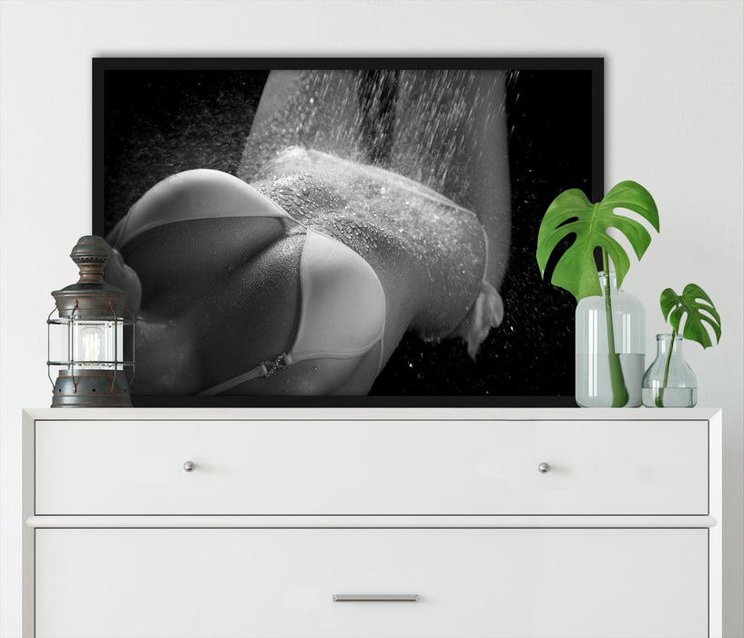 Frau im Bikini unter einer Dusche, Poster mit Bilderrahmen