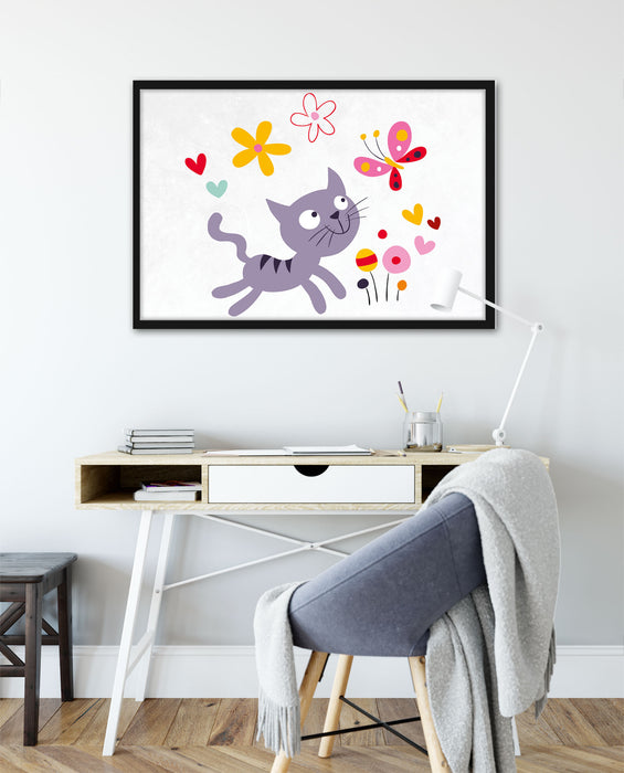 Katze mit Schmetterling und Blumen, Poster mit Bilderrahmen