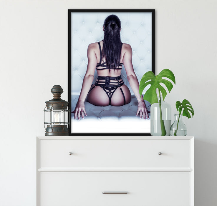 Brünette Frau in sexy Dessous, Poster mit Bilderrahmen