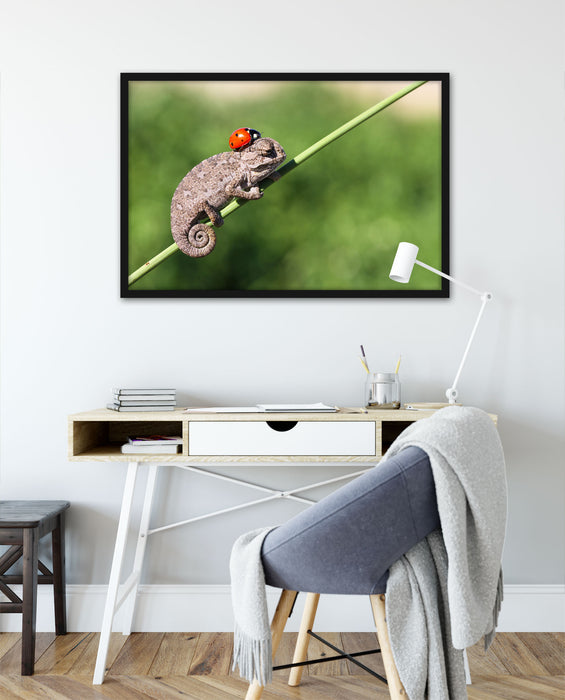 Süßer Gecko mit einem Marienkäfer, Poster mit Bilderrahmen