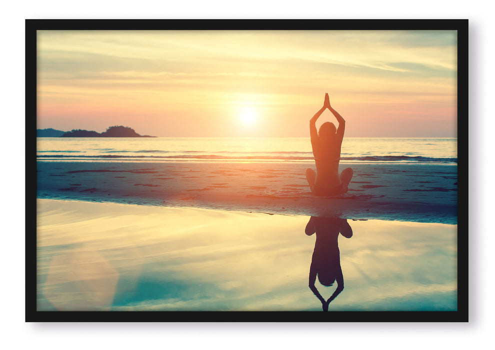 Pixxprint Frau in einer Yogapose am Strand, Poster mit Bilderrahmen
