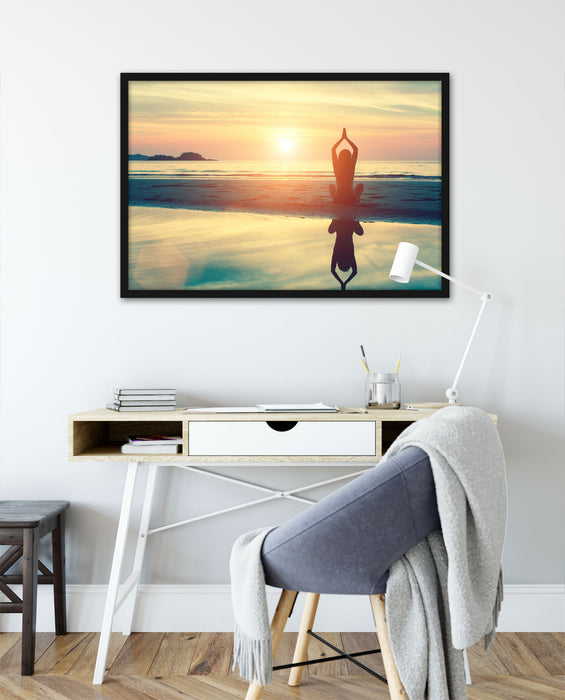 Frau in einer Yogapose am Strand, Poster mit Bilderrahmen