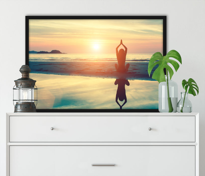 Frau in einer Yogapose am Strand, Poster mit Bilderrahmen