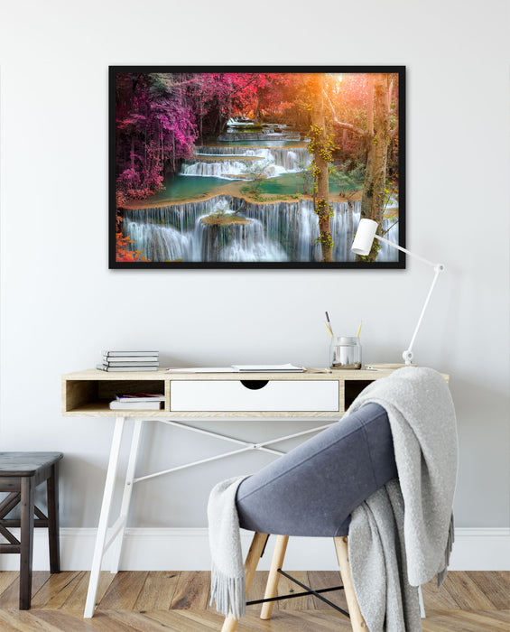 Wasserfall im Regenwald, Poster mit Bilderrahmen