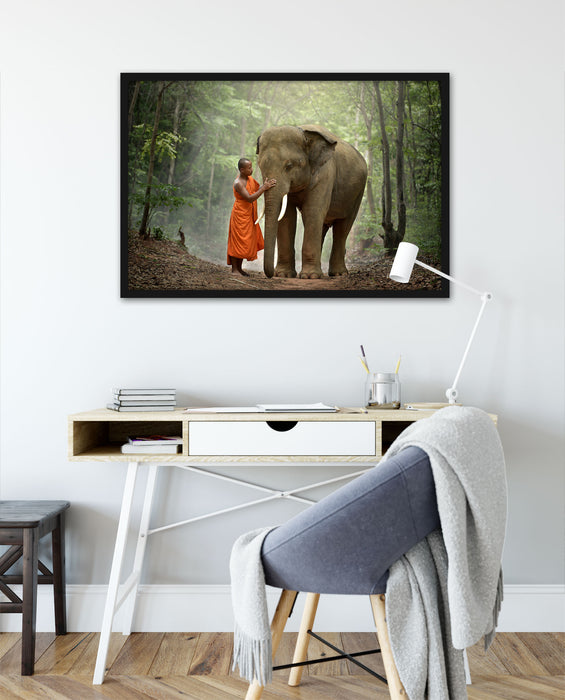 wunderschöner Elefant mit Mönch, Poster mit Bilderrahmen