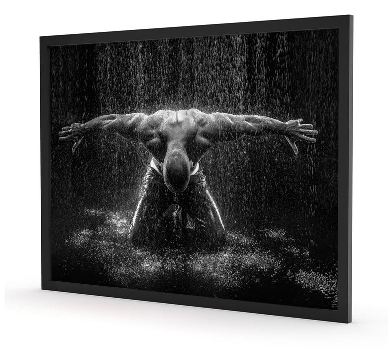 Bodybuilder im Regen, Poster mit Bilderrahmen