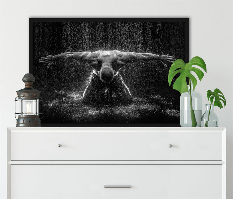 Bodybuilder im Regen, Poster mit Bilderrahmen