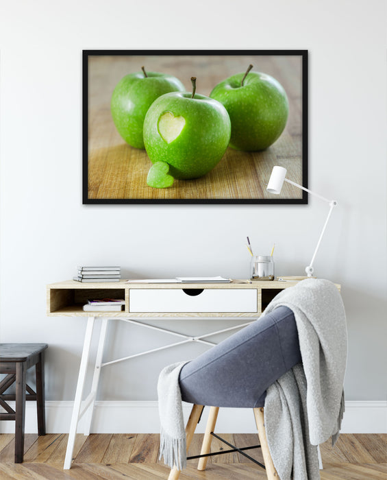 ein Herzchen im Apfel, Poster mit Bilderrahmen