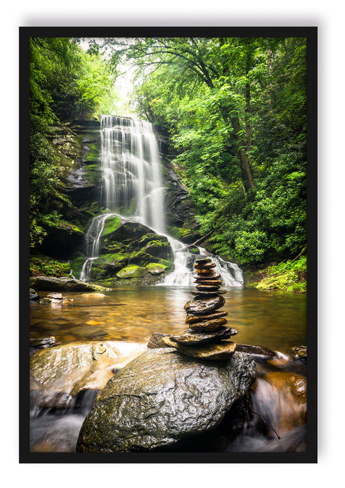 Zen Steine vor Wasserfall, Poster mit Bilderrahmen